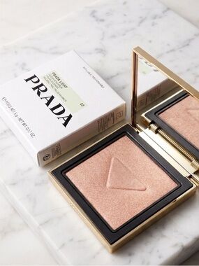 Prada Light Glowing Highlighter Powder Pink, 02